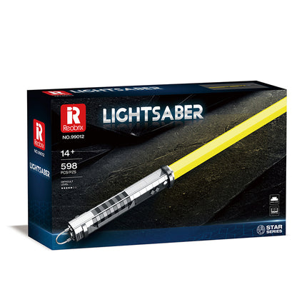 REOBRIX 99012 Gelbes Lichtschwert – 712 Teile Bau-Set | Leuchtendes Sci-Fi-Modell aus Klemmbausteinen
