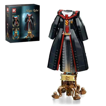 DK 1005 Magic Robe: schwarze Zauberrobe aus Klemmbausteinen mit roten Details auf einem dekorativen braun-goldfarbenen Ständer