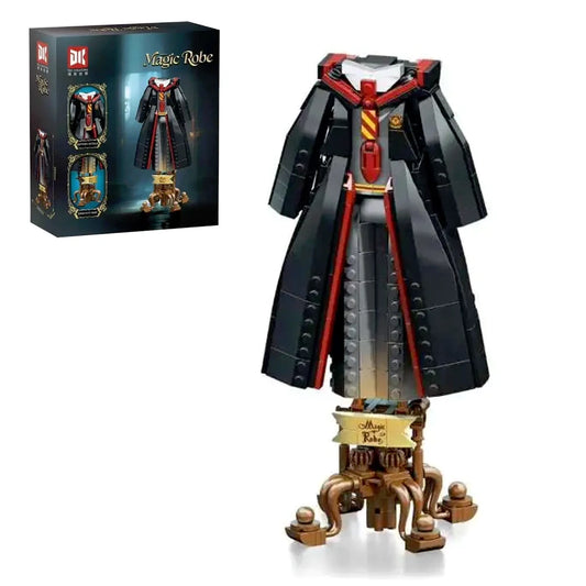 DK 1005 Magic Robe: schwarze Zauberrobe aus Klemmbausteinen mit roten Details auf einem dekorativen braun-goldfarbenen Ständer