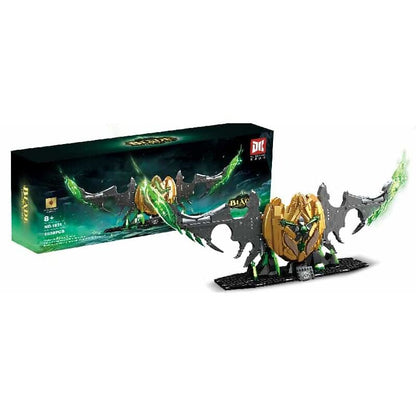 DK 1531 Shadow Blade: schwarz-goldene Fantasy-Klinge aus 1.638 Klemmbausteinen mit grünen Akzenten und Präsentationssockel