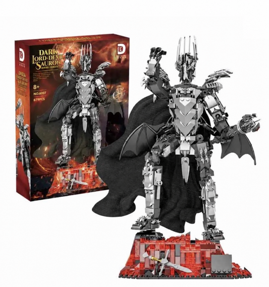 DK 6007 Sauron Mecha mit silberfarbener Rüstung, hohem Helm und schwarzem Umhang auf einem rot-orangefarbenen Lava-Sockel