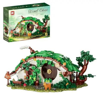 DK 6031 Dwarf Cabin: Klemmbaustein-Zwergenhaus mit rundem Eingang, grünem Dach und Gartenlandschaft neben dem Produktkarton