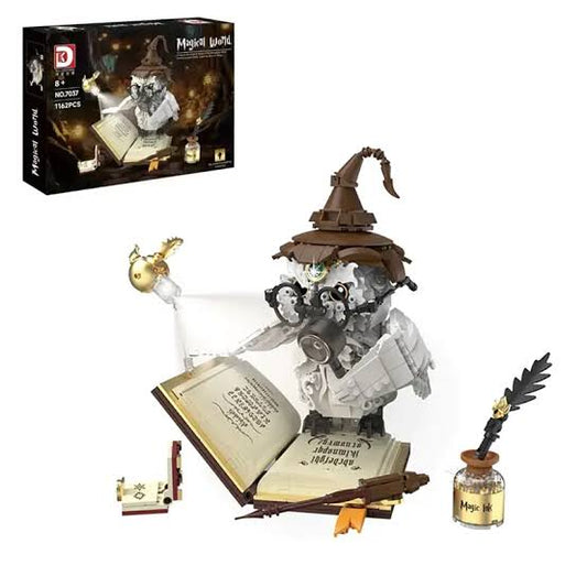 DK 7037 Magical World: weiße Klemmbaustein-Eule mit runder Brille und braunem Zauberhut auf einem aufgeschlagenen Buch